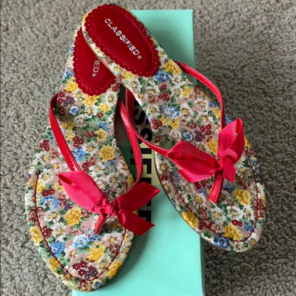 NEW Classified Flat Sandals - Picture 2 of 3